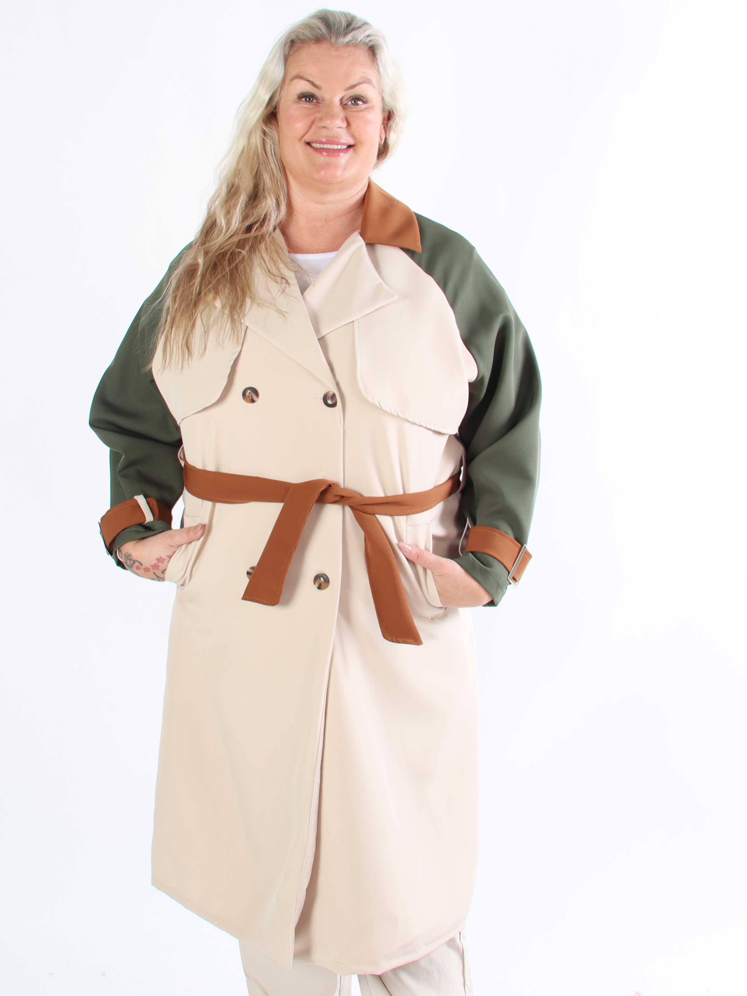 Neema - Let flerfarvet plus size trenchcoat med bindebånd